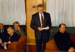 Vinco Rastenio premijos įteikimas lietuviškų periodinių leidinių kolekcininko J. Tamošiūno artimiesiems. 1995 m.