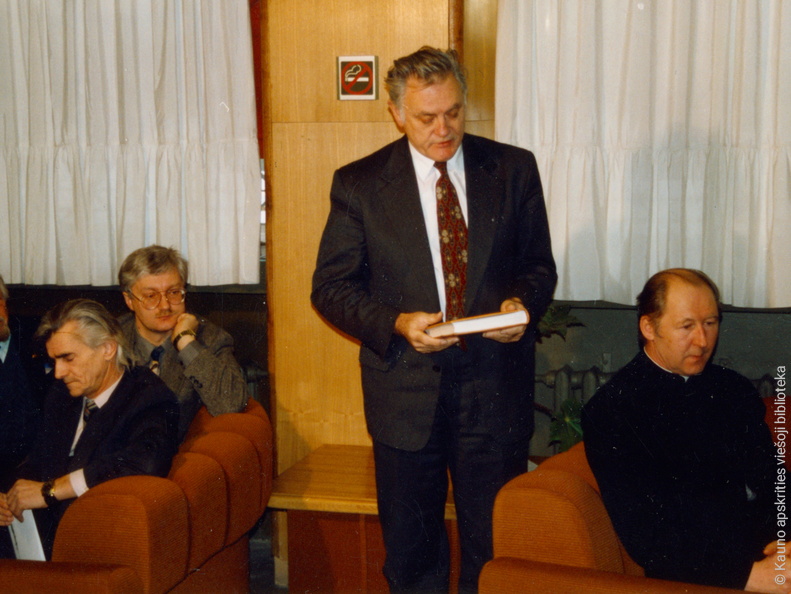Vinco Rastenio premijos įteikimas lietuviškų periodinių leidinių kolekcininko J. Tamošiūno artimiesiems. 1995 m.