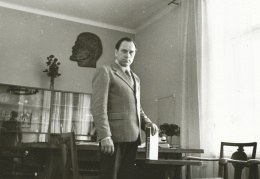 Direktorius A. Pupienis. 1982 m.