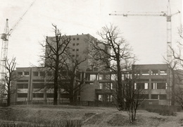 Statomi naujieji bibliotekos rūmai (Radastų g. 2). 1983 m.