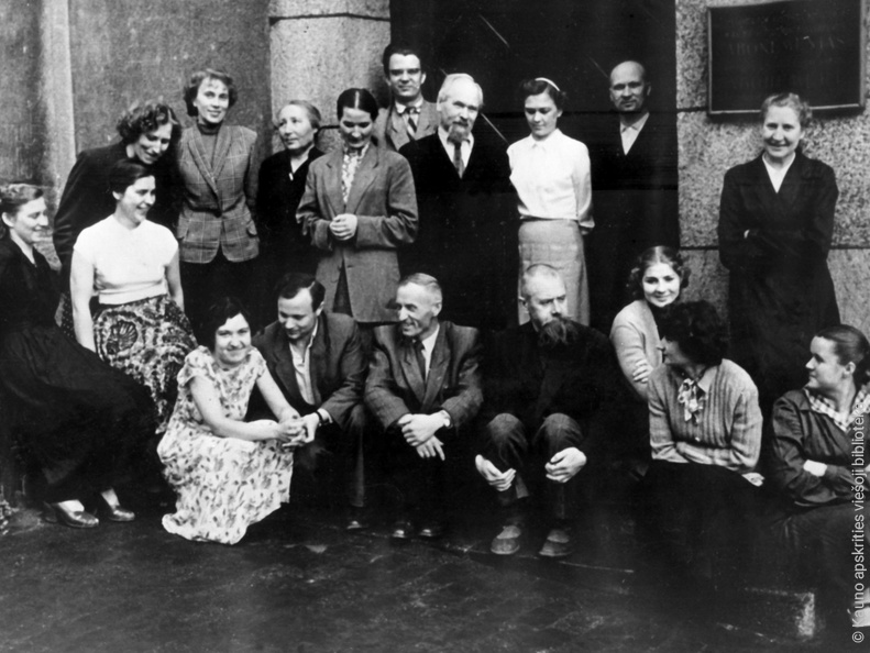 Bibliotekos darbuotojai: pirmoje eilėje viduryje – K. Povilaitis. 1958 m.