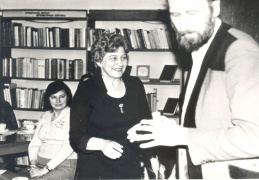 Bibliotekos darbuotojai G. Lukaitytė, K. Romanova, Ch. Spitrys. 1982 m.
