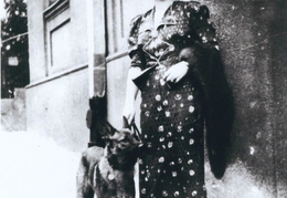 Prie paradinio "Metropolitain" įėjimo kino teatro savininkė Ch. Kupricienė (apie 1931)
