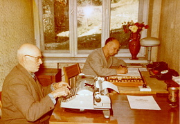 Vyr. buhalteris P. Kursevičius ir kasininkas P. Ambrazas su savo darbo priemonėmis. 1965 m.