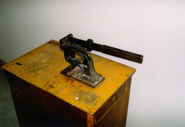 1963 m. pagamintą prietaisą vieni vadina giljotina, kiti - skylamušiu (skylėms kataloginėse kortelėse išmušti)
