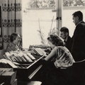 Laurinavičiūtė su bibliotekos skaitytojais. 1950 m.