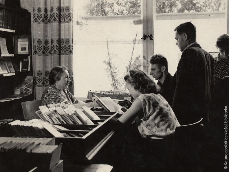 Laurinavičiūtė su bibliotekos skaitytojais. 1950 m.