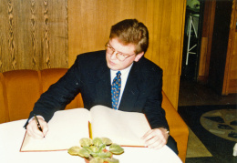 Čekijos Respublikos ambasadorius Lietuvoje Š. Füle pasirašo svečių knygoje.1999 m.