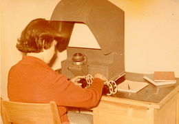 Prie mikrofilmų skaitymo aparato - D. Kazlauskienė. 1965 m.