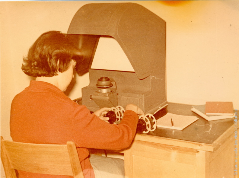 PriemikrofilmskaitymoaparatoDKazlauskien1965m.jpg