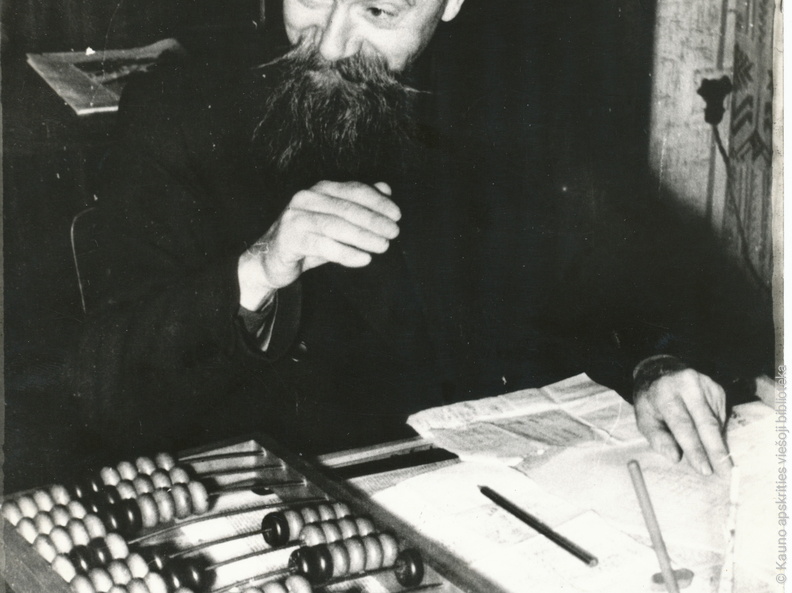 Pirmasis bibliotekos direktorius K. Povilaitis. 1953 m.