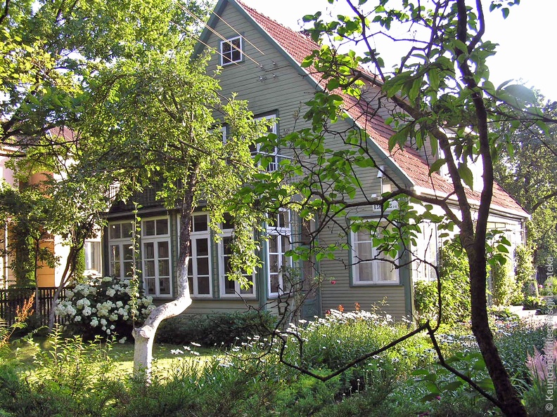 1993 m. birželio 1 d. sodyba ir memorialinė ekspozicija perduotos Maironio lietuvių literatūros muziejui
