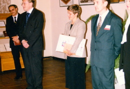 Latvijos Respublikos 80-mečiui skirtos parodos atidarymas. 1998 m. Centre Latvijos Respublikos ambasadorius Lietuvoje A. Sjanits