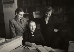 Pirmoji abonemento vedėja J. Laurinavičiūtė. su kolegėmis.1950 m.