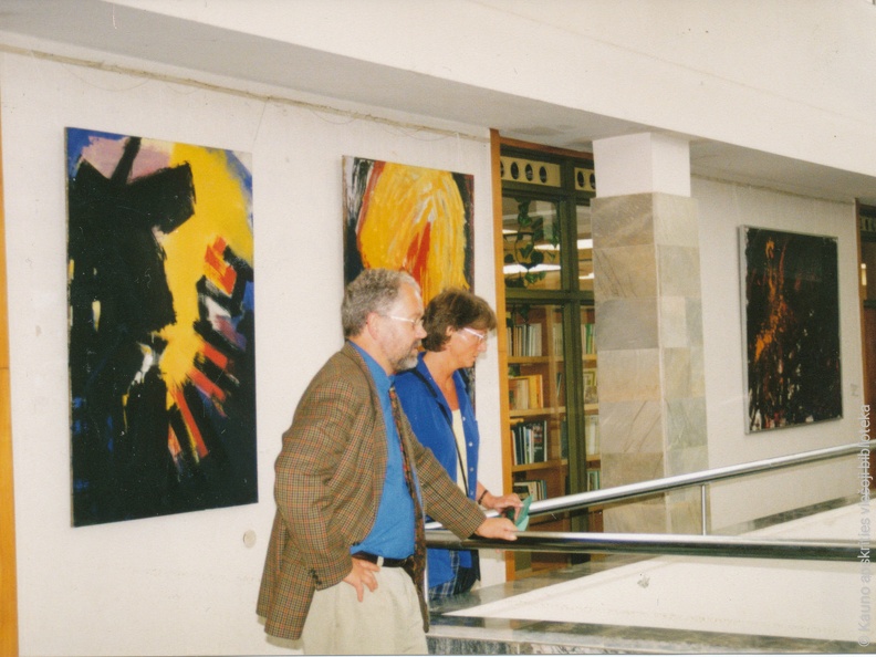 Tonsbergo bibliotekos vadovai I. Haug ir H. Ohre. 1998 m.