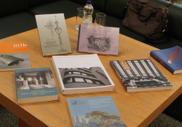 Parodos pristatymo metu eksponuoti Meno leidinių skaitykloje esantys leidiniai 