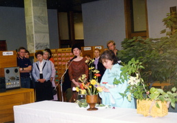 Meistrė Kokei Matsuyama demonstruoja ikebanos kūrimo meną. 2000 m.