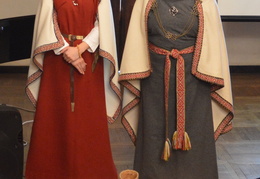  Ansamblio „Kūlgrinda“ dainininkė Rimgailė Sinkevičienė ir Senovės baltų religinės bendrijos „Romuva“ krivė Inija Trinkūnienė