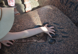 Padėjęs ranką į akmenyje įspaustą meškos leteną gali būti tikras, kad būsi stiprus ir tvirtas kaip meškinas. Skulptūra „Meškos pėda“