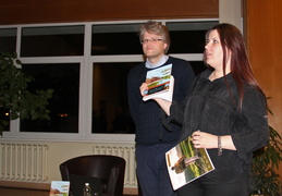 Leidyklos „Aukso pieva“ vadovė Judita Židžiūnienė kalba apie A. Zyko knygą ir pristato  kelionių žurnalą „Keliauk“