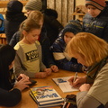 Autorė dalina autografus vaikams