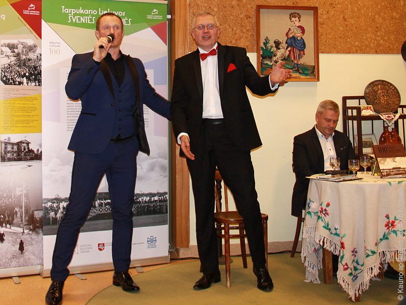 Operos solistas Egidijus Bavikinas ir renginio vedėjas Vilius Kaminskas