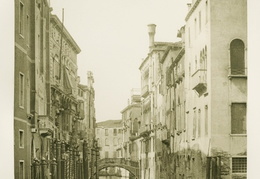 Ferdinand Ongania. Šv. Marino kanalas su gondolininku. Fotograviūra. 1891 m.