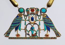 12-osios dinastijos senovės Egipto karaliaus dukros Sithathoryunet vėrinys (iš arti). Egiptas. 1887–1878 m. pr. Kr.