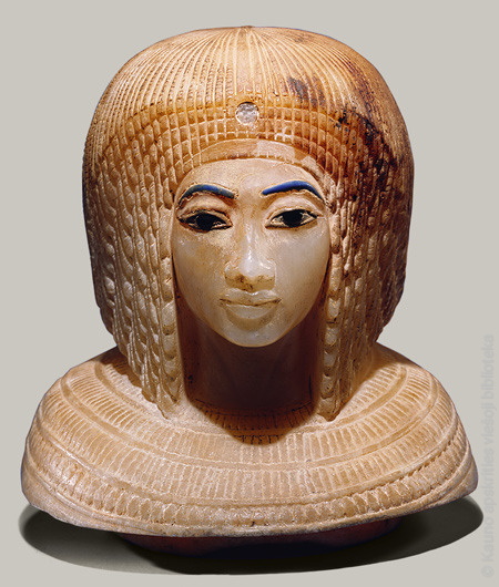 Amarna-era karalienės biustas. Nubiškas perukas.jpg