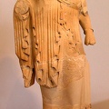 Archajiška mergaitės statulėlė. Pariano marmuro. Graikija, Atėnai. 530-20 m. pr. Kr.