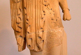 Archajiška mergaitės statulėlė. Pariano marmuro. Graikija, Atėnai. 530-20 m. pr. Kr.