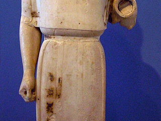 Mergelės skulptūra. Graikija. Ji vilki peplą ant chitono. 530 m. pr. Kr.