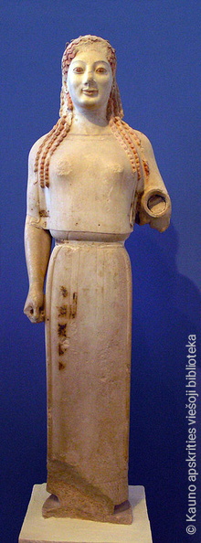 003.2. Mergelės skulptūra. Graikija. Ji vilki peplą ant chitono. 530 m. pr. Kr..jpg