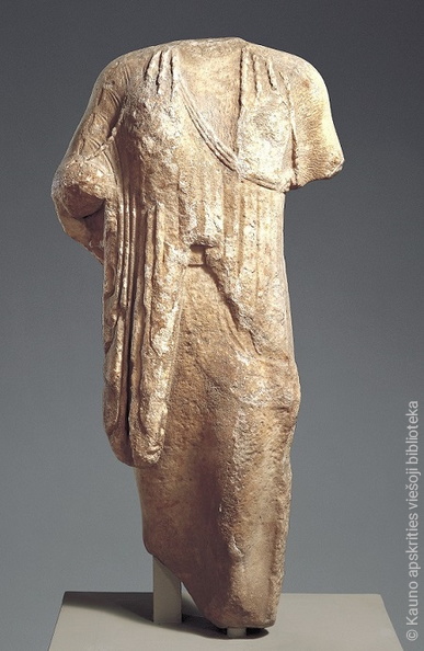 005.1. Marmurinė mergelės skulptūra. Graikija. VI a. pr. Kr..jpg