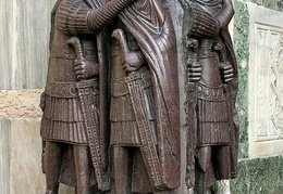 Tetrarchai. Skulptūra stovinti Venecijoje, Šv. Morkaus bazilikoje. IV a. pr. Kr.