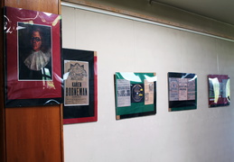Juozo Vaičkaus portretas ir spektaklių plakatai