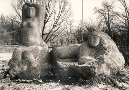 L. Striogos skulptūra „Poilsis“ Žaliakalnio ąžuolyne. XX a. 8–9 deš. Fotogr. A. Pleskačiauskas [Iš KAVB fondų]