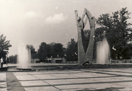 Fontanas šalia Kūno kultūros instituto rūmų ir D. Palukaitienės skulptūra „Suktinis“. 1980 m. Fotogr. P. Juozapavičius [Iš KAVB fondų]