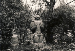 L. Striogos skulptūra „Motinystė“ Žaliakalnio ąžuolyne. 1973 m. Fotogr. A. Pleskačiauskas [Iš KAVB fondų]
