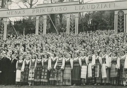 Dainų šventė Dainų slėnyje 1955 m. gegužės 15 d. Fotogr. P. Juozapavičius [Iš KAVB fondų]