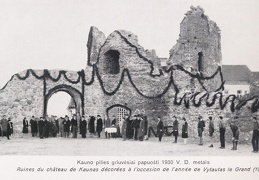 Kauno pilies griuvėsiai papuošti Vytauto Didžiojo mirties 500 metų sukaktuvių iškilmėms. 1930 m.