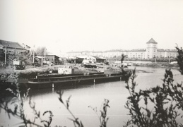 Buvusi prieplauka (Žiemos uostas) ir sandėliai ties Šv. Kryžiaus (karmelitų) bažnyčia. Apie 1968 m.