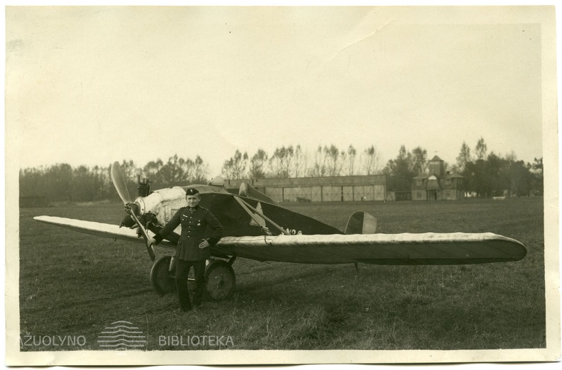 02.A. Gustaitis prie savo ANBO, 1925, Lietuvos aviacijos muziejus.jpg