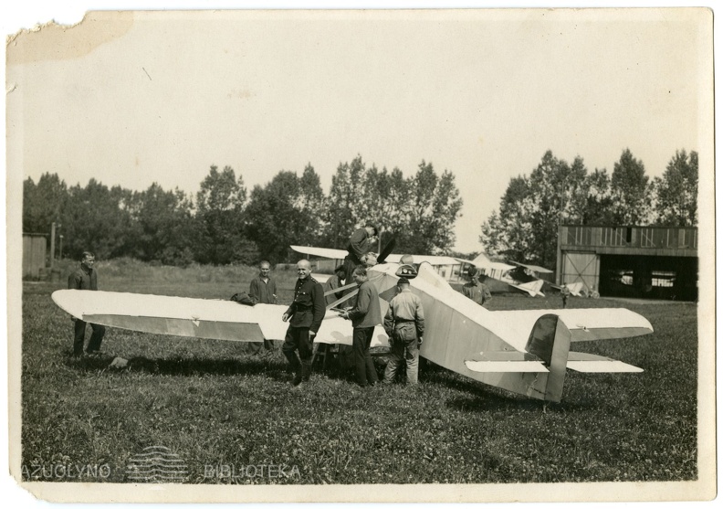 04.Antanas Gustaitis ir 6 mechanikai prie lektuvo ANBO-I, 1925 08 14, Lietuvos aviacijos muziejus.jpeg