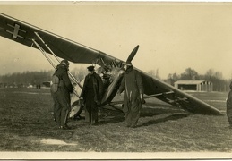 Lėktuvas ANBO-III palaužta važiuokle aerodrome