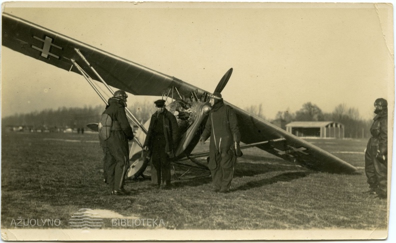 12.Lektuvas ANBO-III aerodrome palauzta vaziuokle, apie 1930, Lietuvos aviacijos muziejus.jpeg