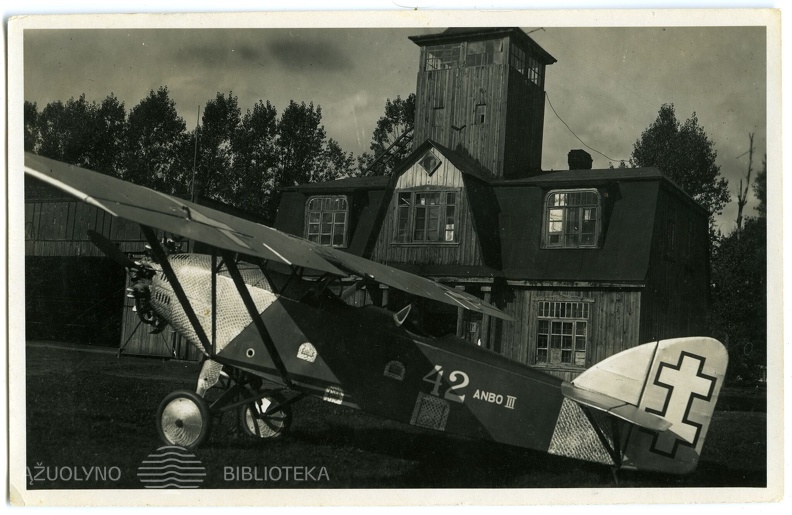 13.Lektuvas ANBO-III Nr. 42 senojo angaro ir fotolaboratorijos fone, apie 1930m., Lietuvos aviacijos muziejus.jpeg