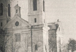 Keleivinis traukinukas važiuodavo ir pro Šv. Kryžiaus (karmelitų) bažnyčią. 1933 m.