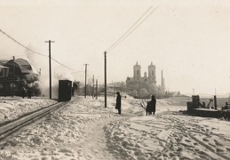 Siaurasis geležinkelis ties Šv. Kryžiaus (karmelitų) bažnyčia. 1916 m.