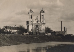 Siaurojo geležinkelio traukinukas prie Šv. Kryžiaus (karmelitų) bažnyčios. XX a. I pusė